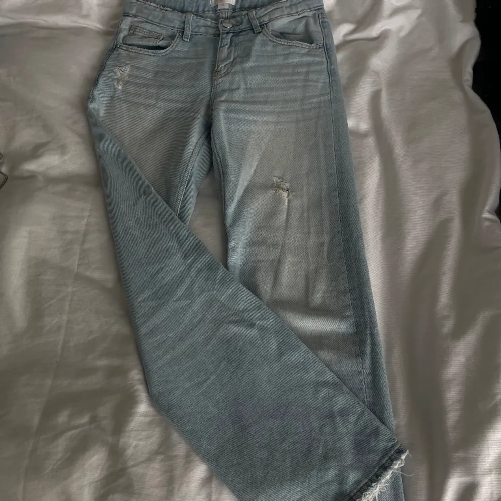 Ljusblåa jeans köpta från kidsbrandstore (märket: GinaTricot). De är i väldigt var skick! . Jeans & Byxor.