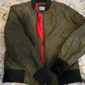 Jacka - Superfin aldrig använd bomberjacka till män. Dm för fler bilder eller intresse 