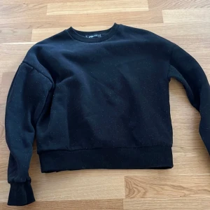 Sweatshirt  - Mycket bra skick. Är lite nopprig men det går att tar bort om man har en sån maskin och det är inget man tänker på