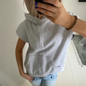 Kortärmad hoodie - Säljer den här supersnygga kortärmade hoodien!