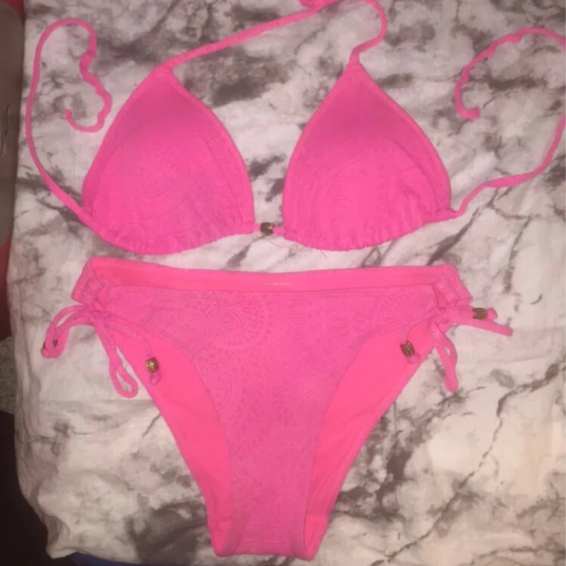 Två olika bikinis  - 90