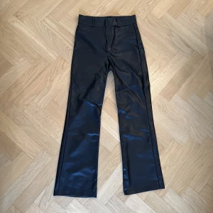 Skinnbyxor från Zara - Svarta skinnbrallor från Zara🖤🖤 Säljs pga använder ej. skriv privat om ni vill ha bild på! 