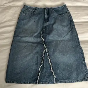 En jeans kjol med fina detaljer på som aldrig kommit till användning. Priset går att diskutera! Står inte storlek men passar 36 och 38