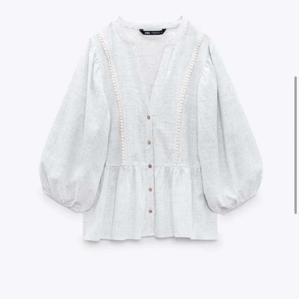 Blå vit randig blus, använd ca 2-5 gånger! Bra skick⭐️ Köpt för 360 kr från Zara! . Blusar.
