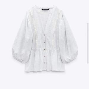 Blå vit randig blus, använd ca 2-5 gånger! Bra skick⭐️ Köpt för 360 kr från Zara! 