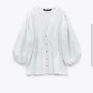 Blus, zara - Blå vit randig blus, använd ca 2-5 gånger! Bra skick⭐️ Köpt för 360 kr från Zara! 