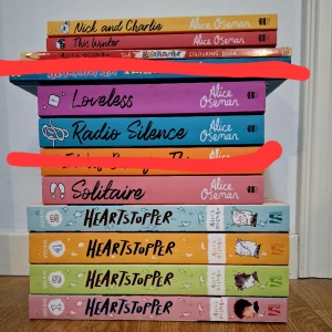 Heartstopper set engelska (SE BESKRIVNING FÖR ENSKILDA PRISER), set eller enskilt - (SE MIN PROFIL INNAN KÖP) Säljer pga jag tappat intresse. Loveless har vattenskada och kan drf säljas enskilt för 55. Målarboken helt oanvänd, kontakta för mer bilder Stora böckerna (vol. 1➡️radio silence)=70-75  Små(målarbok➡️)=55-60