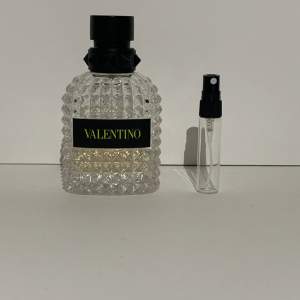 Säljer samples av denna parfym. OBS: 1ml motsvarar ca 15 spray. Kom dm för ytterligare frågor.
