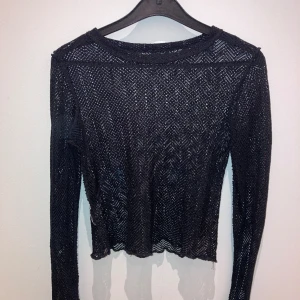 Nätt tröja - Super fin nättröja har några håll i armarna 