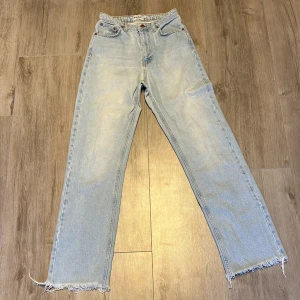 Högmidjade byxor  - Bra skick  Använd några gånger   OBS! Det är en fläk på baksidan av byxan  Ord. Pris: 449kr