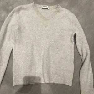 Kashmir tröja  - Jätte fin tröja som dock har ett håll under armen men det syns knappt. Pris kan diskuteras pågrund av hållet. Storlek M men skulle mer säga S.