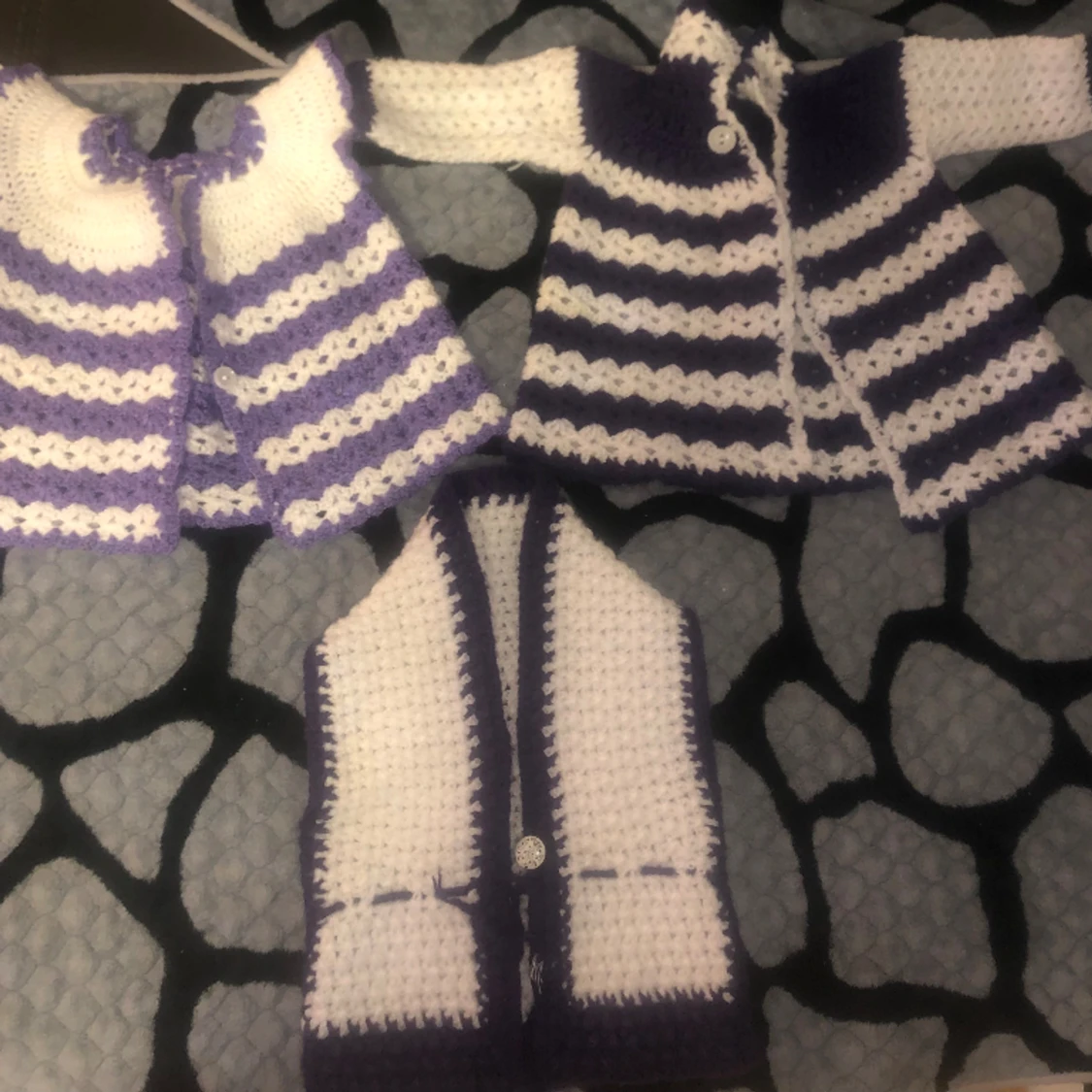 Stickade barn klänningar och stickade barn tröjor. - 90