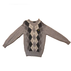 Lyle & Scott tröja  - Najs Lyle & Scott tröja. Har ett litet hår i ryggen men annars jättefint skick. Står ingen storlek men skulle tro en M/L. Köpt begagnat för något år sedan. Kan mötas i Stockholm