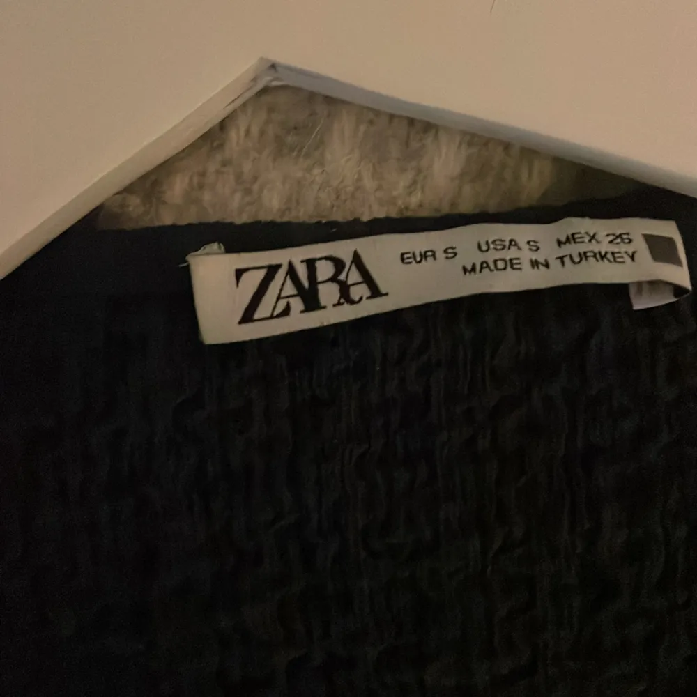 Jättefin och välanvänd ribbad kortärmad tröja från Zara! Perfekt nu till sommaren!!💗☀️ Inga defekter!❤️ (Kan sänka priset vid snabb affär) . Blusar.