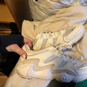Adidas skor  Jätte sköna och kan användas som ute skor och Träningskor  Storlek 37,5