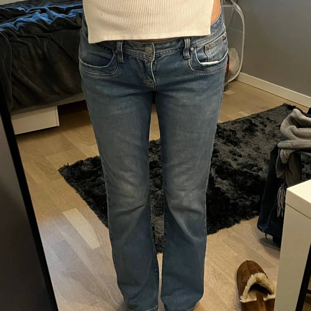 Säljer mina ltb jeans pågrund av att dem är i fel storlek. Köpte på Plick och storlekslappen var borttagen. Vet därför inte vad storleken är, men sitter som W27 L32. Ser helt oanvända ut.  Innerbenslängden: 77 cm, midjemåttet  rakt över: 38 cm ❤️. Jeans & Byxor.