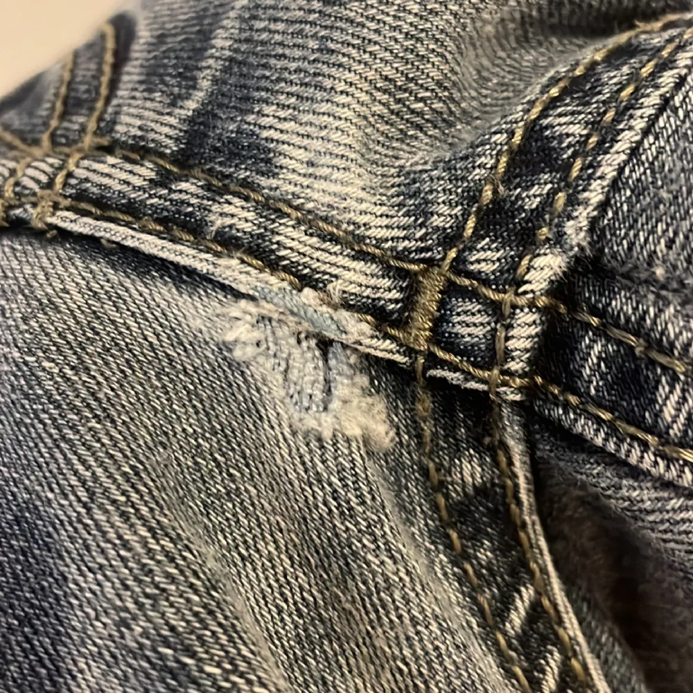 Säljer dessa sjyssta jeans från Jacob Cohën! Nypris runt 6k. De är relativt använda men fint skick! Liten defekt som syns på bild under gylfen, går att sy till! Size är cirka 28w 32L OBS! Mycket bänatz med dessa jeans! . Jeans & Byxor.