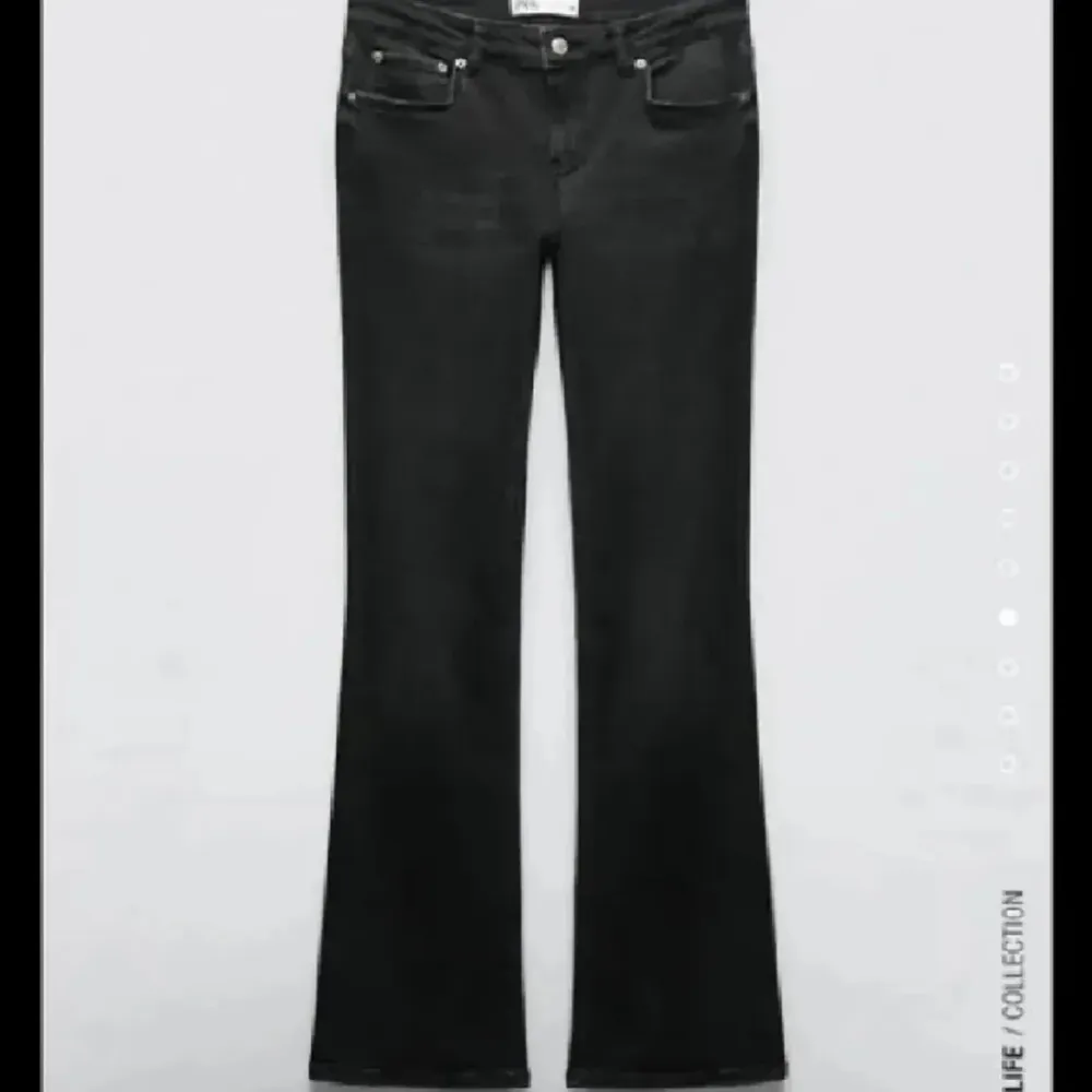 Jeans från zara med medelhög midja, super fina ❤️. Jeans & Byxor.