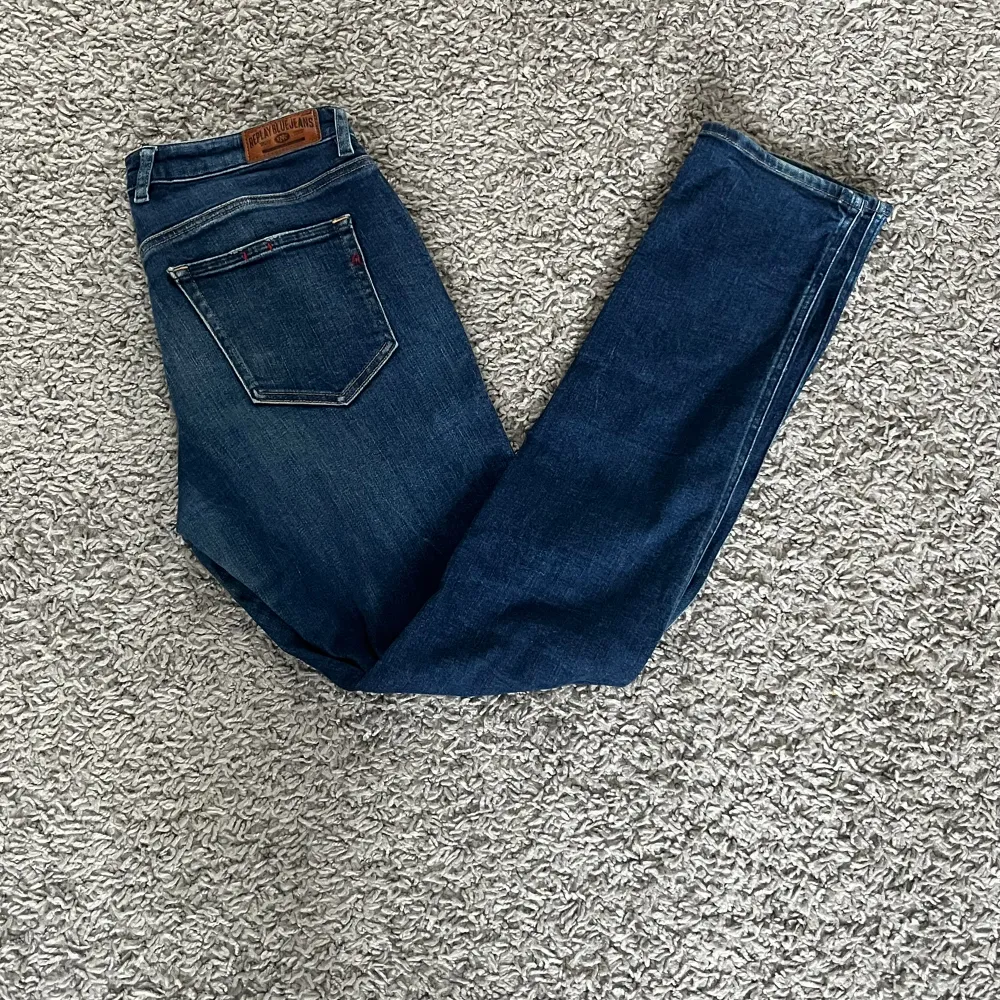 Tjena säljer nu ett par schyssta Replay jeans i mycket fint skick Tveka inte att höra av dig vid frågor eller funderingar💯. Jeans & Byxor.