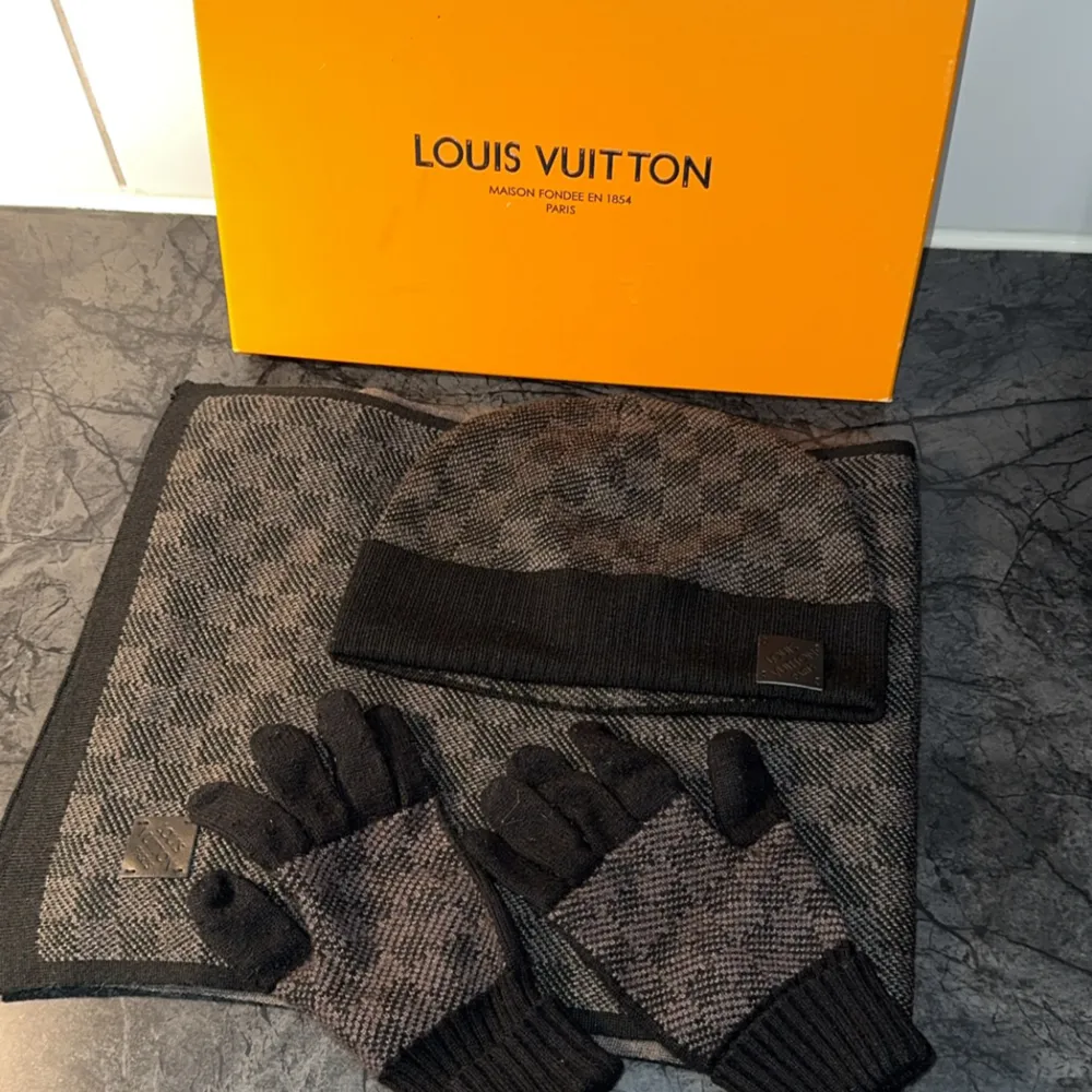 Tjena! Säljer ett riktigt snyggt Louis Vuitton sett i nyare kollektion. Box och kvitto medföljer!. Övrigt.