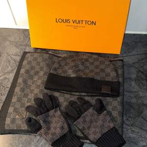 Tjena! Säljer ett riktigt snyggt Louis Vuitton sett i nyare kollektion. Box och kvitto medföljer!