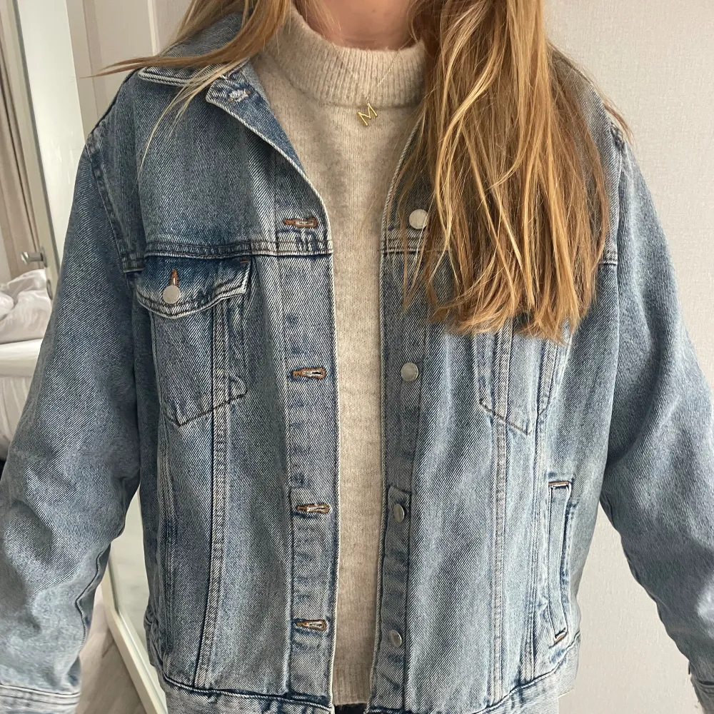 Oversized skitsnygg jeansjacka! Perfekt till våren. Pris kan diskuteras. Skriv privat för fler bilder!💗Passar mig som vanligtvis har S. Jackor.