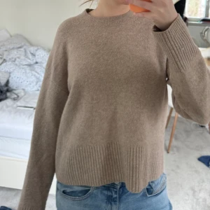 Beige stickad tröja - Stickad tröja i skönt material, ull. Från &oterstoris, väldigt bra skick. Nypris 550 kr. Storlek XS men passar S