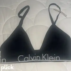 Helt oanvänd Calvin Klein topp, säljs pga att den inte kommer till användning. Inget fast pris🩷☺️
