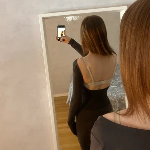 Långärmad tröja från Gina - Har använt få antal gånger och säljer den för den inte kom till användning är i bra skick inga fläckar eller annat. Säljer även matchande byxor/ pris går att diskutera💗