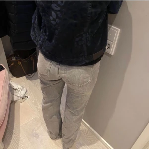 Midwaist jeans - Midwaist jeans från zara🤍Jag e 170 cm, bra skick!