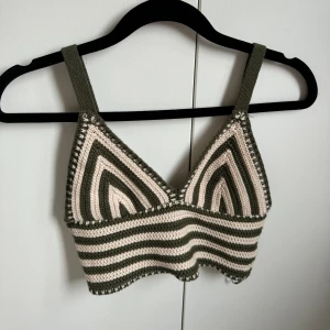 Topp stradivarius - Så snygg och somrig topp som passar perfekt till stranden, nyskick. Virkad, fina färger  