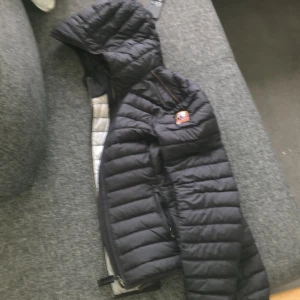 Inga hål. Ganska ny köpt haft i några månader - inga hål! Jätte fin,bra pris