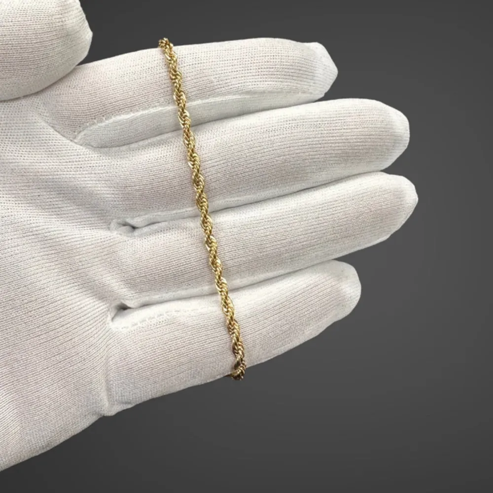 Armbandet är 3mm tjockt och gjort av rostfritt stål med en 18K Guldplätering. Ett perfekt smycke för alla tillfällen.  Färg: 18k Guldpläterad Bredd: 3mm Längd: 16+5 cm Material: Rostfritt stål 316L. Accessoarer.