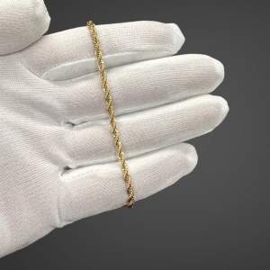 Armbandet är 3mm tjockt och gjort av rostfritt stål med en 18K Guldplätering. Ett perfekt smycke för alla tillfällen.  Färg: 18k Guldpläterad Bredd: 3mm Längd: 16+5 cm Material: Rostfritt stål 316L