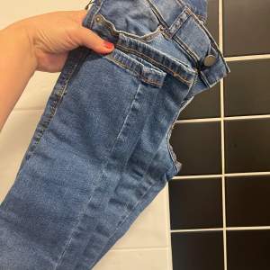 Dr denim jeans nypris 499  aldrig använd eller testad. strechig material storlek small passar en xs  skickas med postnord  kommer från djur o rökfritt hem.  