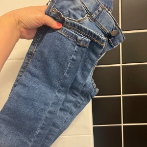 Jeans dr denim  - Dr denim jeans nypris 499  aldrig använd eller testad. strechig material storlek small passar en xs  skickas med postnord  kommer från djur o rökfritt hem.  