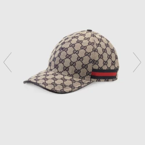 Gucci keps - Gucci keps i storlek M, köpt i köpenhamn, kvitto, box och dustbag medföljer. Säljer då jag inte använder den 