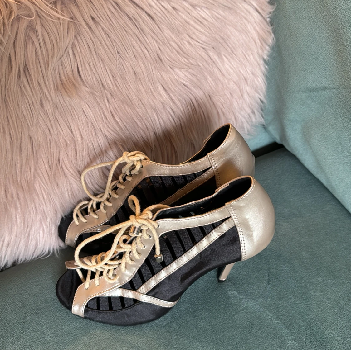 Klackskor med snöre 