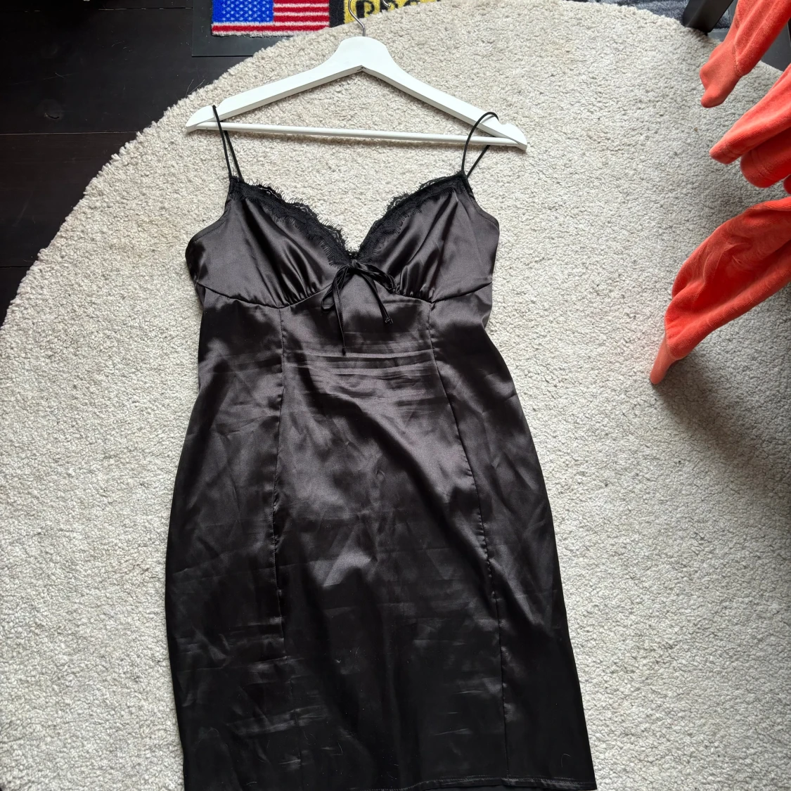 Svart satinklänning NELLY