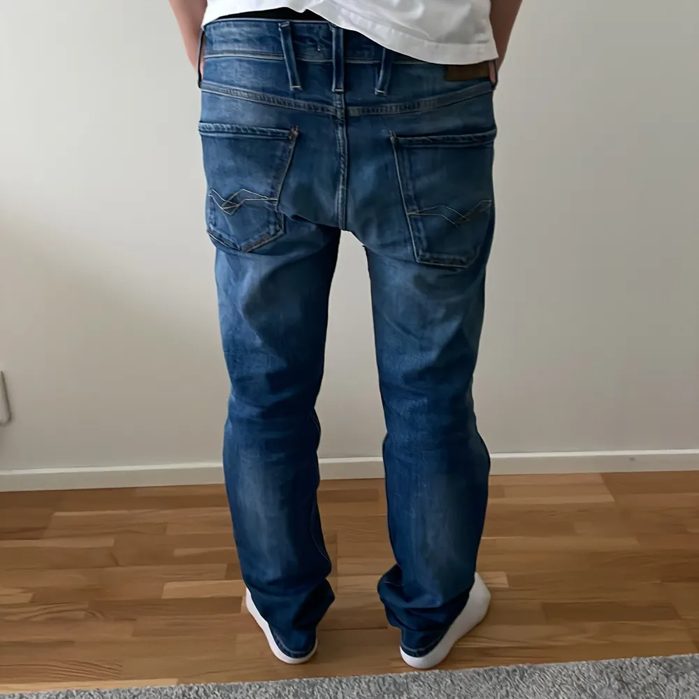 Säljer mina knappt använda Replay jeans då jag har köpt för stor storlek. Dom är i storlek 31/31. Hör av er vid funderingar och priset är inte hugget i sten👊. Jeans & Byxor.