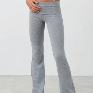 Ginatricot yoga pants  - Säljer ett par yoga pants ifrån Ginatricot ifrån barnavdelningen. Har använt de två gånger. Säljer de för får ingen användning för de mer🥰💗