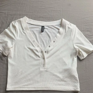 Vit H&M tröja  - Storlek på denna tröja är small, basis tröja, Bra skick har andvänts få gånger💗