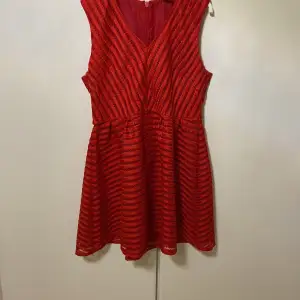 En röd klänning