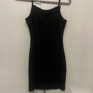 Klänning strl S 100kr ink frakt - Svart klänning i strl S. 100kr ink frakt 