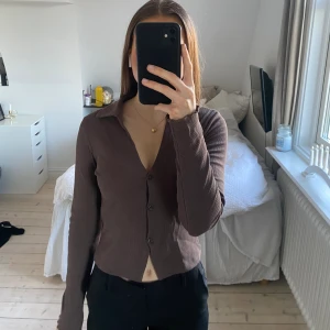 Brun tröja  - Brun tröja med knappar och slits 