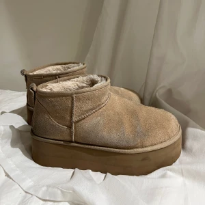 Ugg ultra mini platform - Lite smutsiga men det kan dammas bort