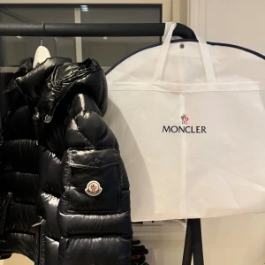 Moncler maya - Säljer min moncler maya i storlek 1  . Jackan är i bra skick i skala 8/10 det enda problemet är att det snöret som man drar ihop för att spänna ihop jackan är sönder. Annars så är den bra.  Påsen och tags förekommer med jackan.
