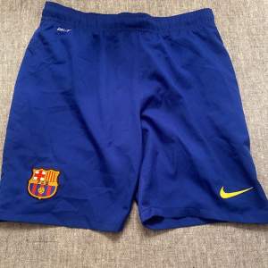 Säljer ett par äkta Barcelona Matchshorts från säsongen 19/20.  Storlek: L 12/13 år  Bra skick! 