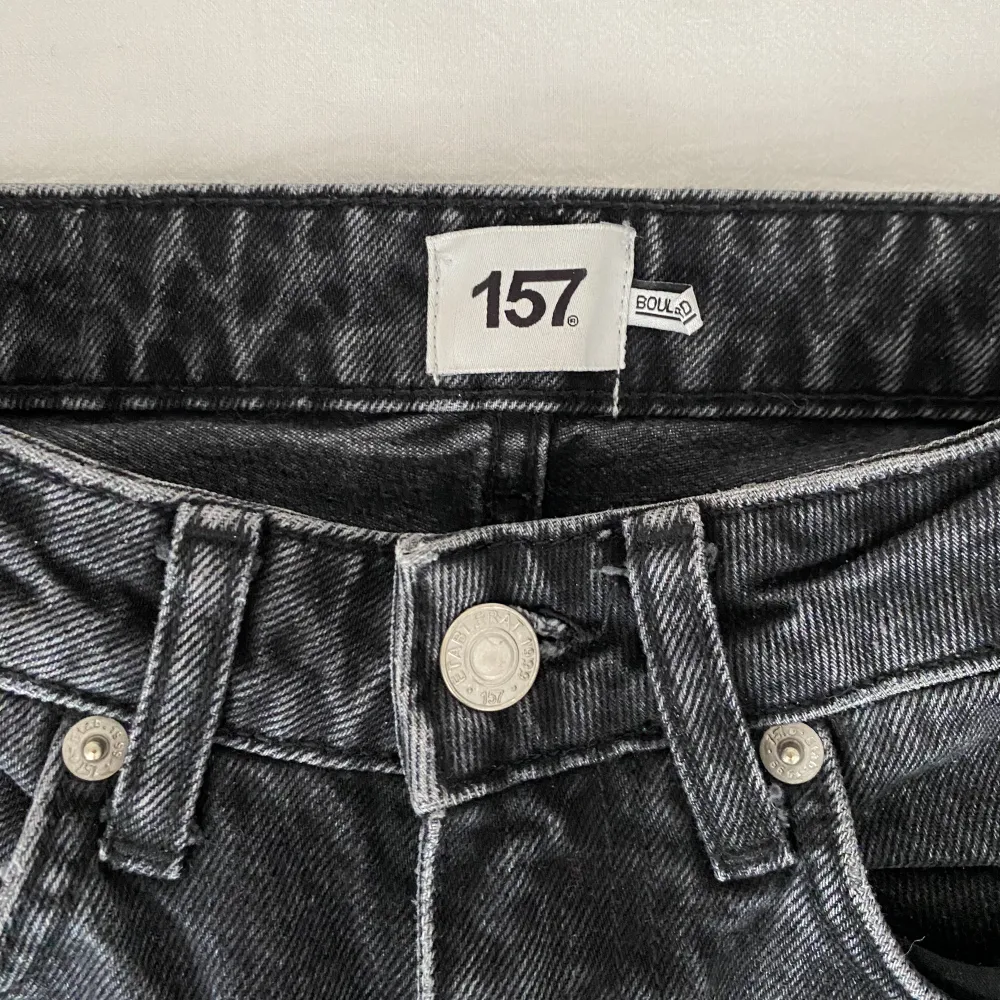 Högmidjade jeans, perfekt till er med långa ben. Har används en del och normal i storleken.. Jeans & Byxor.