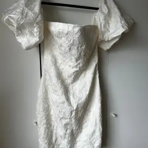 Jättefin oanvänd vit klänning passar utmärkt till studenten eller andra firande🩷 
